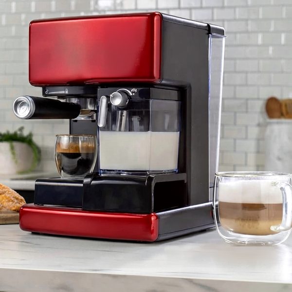 Cafetera espresso roja con sistema de leche